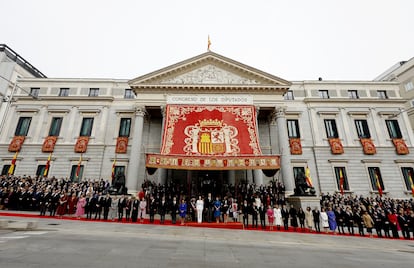 La Familia real y resto de autoridades, a las puertas del Congreso esperan el inicio de la parada militar tras la jura de la Constitución por parte del princesa de Asturias. 