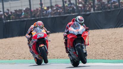 Jorge Lorenzo (derecha) y Dani Pedrosa, durante el Gran Premio de Le Mans en mayo de 2018.