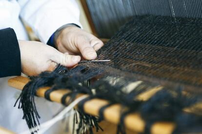 Los tejidos de Ábbatte se crean en la abadía cisterciense de Santa María de la Sierra (Collado Hermoso, Segovia) con telares tradicionales y fibras naturales.