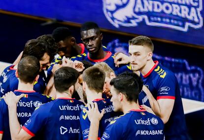 Los jugadores del Morabanc Andorra, antes de un partido de Liga. acbphoto