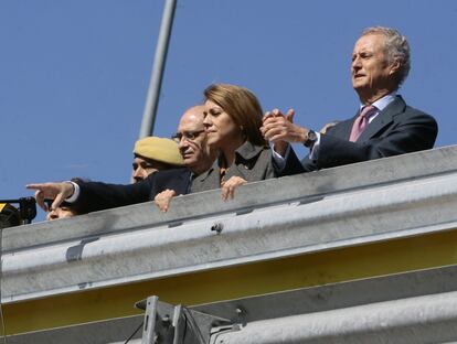 La presidenta de Castilla-La Mancha, María Dolores de Cospedal, entre los ministros del Interior, Jorge Fernández Díaz, y de Defensa, Pedro Morenés, durante los ejercicios de emergencia de la UME.