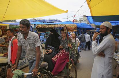 Mujeres musulmanas se movilizan en un "rickshaw" en Nueva Delhi (India). Este martes, el parlamento de la India aprobó un proyecto de ley para poner fin a la práctica musulmana del divorcio instantáneo casi dos años después de que la Corte Suprema sostuviera que violaba los derechos constitucionales de las mujeres musulmanas.
