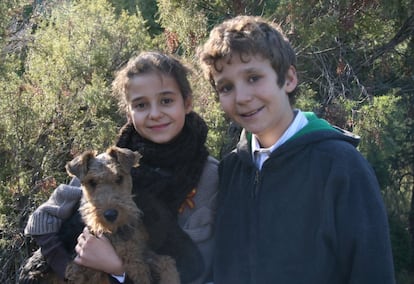 Fotografías de felicitación de la Navidad de 2011 publicadas en la página web de la Familia Real. Los hijos de la infanta Elena con su mascota.