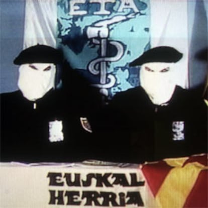Dos encapuchados anuncian en ETB la tregua de ETA en Cataluña.