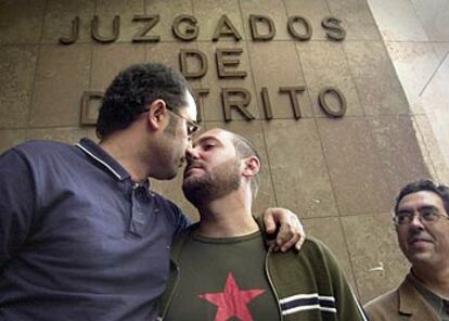 Antonio Poveda besa a su novio, Miguel Ángel Fernández, ante el registro civil de Valencia.