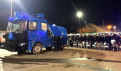 Agentes marroquíes apostados en la frontera en la noche del domingo para evitar la entrada irregular de personas en España. 