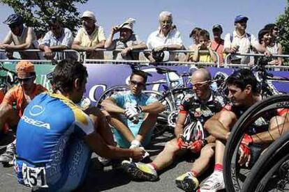 Los ciclistas, ayer durante el plante en el Campeonato de España.