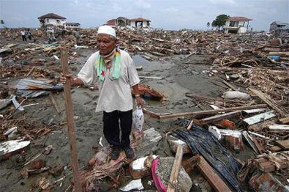 Un anciano camina entre la devastación en la ciudad de Banda Aceh, situada en la isla indonesia de Sumatra.