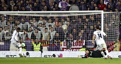 Varane saca en la linea de gol el balón.