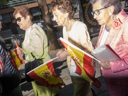 Grupo de mujeres camina por la calle Mayor de Alcorcón con las banderas de España repartidas por VOX.