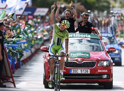 De Marchi celebra su victoria tras cruzar la meta.