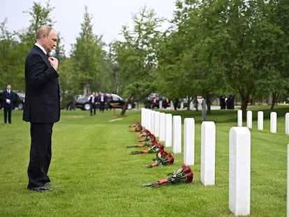 El presidente ruso, Vladímir Putin, deposita flores en las tumbas de los soldados soviéticos que murieron durante la Segunda Guerra Mundial en el Cementerio Nacional de Fort Richardson, el viernes.