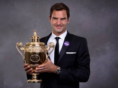 Roger Federer posa con el trofeo de Wimbledon.