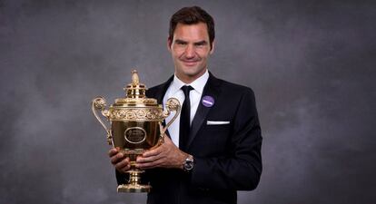 Roger Federer posa con el trofeo de Wimbledon.