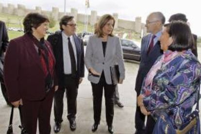 La ministra de Empleo, Fátima Báñez (centro), acompañada por el director de La Razón, Francisco Marhuenda (2º izq.), y la rectora de la Universidad Católica de Ávila, Rosario Sáez Yuguero (izq.).