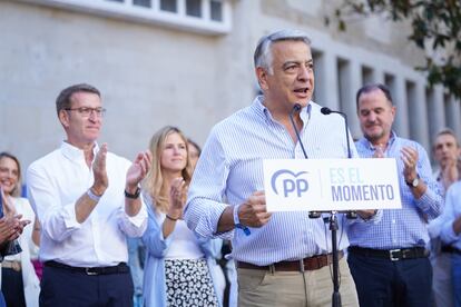 Javier De Andrés, participa durante un acto de campaña electoral del PP de cara al 23J, a 15 de julio de 2023, en Vitoria.