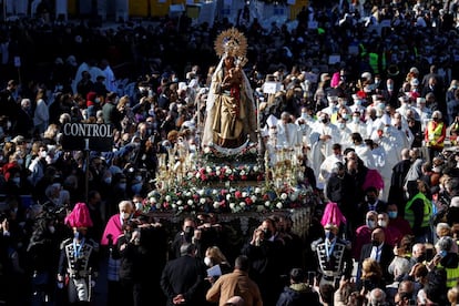 Tras un año sin celebraciones como consecuencia de la pandemia, la capital ha recuperado este martes el festejo de su patrona, la Virgen de la Almudena, en formato casi análogo al de antes, con misa, procesión y ofrenda floral.