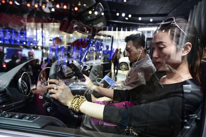 Visitantes en el salón del automóvil de Shánghai (China)