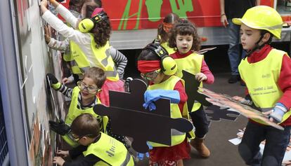 Ni&ntilde;os en uno de los stands de la feria