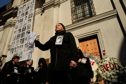 Gaby Rivera, presidenta de 'Familiares de Detenidos y Desaparecidos', protesta en La Moneda, el 11 de septiembre de 2024.