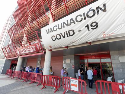 Decenas de personas hacen cola para recibir la segunda dosis de la vacuna contra la covid, este martes en el estadio murciano de Nueva Condomina.