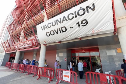 Decenas de personas hacen cola para recibir la segunda dosis de la vacuna contra la covid, este martes en el estadio murciano de Nueva Condomina.