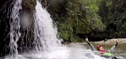 Body rafting en el río Tanamá, en el bosque de Arecibo.