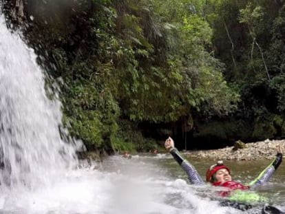 Body rafting en el río Tanamá, en el bosque de Arecibo.