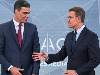 Pedro Sánchez, y Alberto Núñez Feijóo, antes del debate del lunes en Atresmedia.