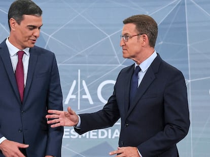 El líder del PP, Alberto Núñez Feijóo, ofrecía la mano al líder socialista, Pedro Sánchez, el lunes en el debate organizado por Atresmedia.