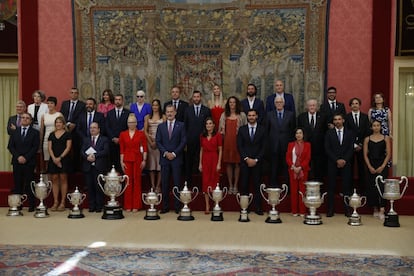 El palacio de El Pardo acogió la entrega de los Premios Nacionales del Deporte, un acto presidido por los Reyes. En esta ocasión, el reconocimiento de 2020 se concedió de forma excepcional a los deportistas que, al no poder competir, dedicaron su tiempo a la ayuda a los demás durante la pandemia. En la edición de 2019, que también se entregaron este lunes, resultaron galardonados, entre otros, Ricky Rubio, que no estaba presente, y las selecciones femenina y masculina de baloncesto. 