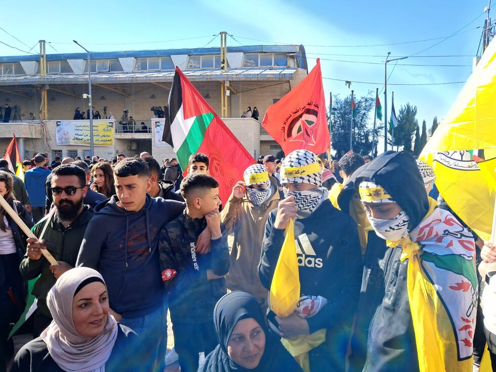 Concentración en Ramala, a la espera de la llegada de los presos palestinos puestos en libertad a cambio de los tres rehenes israelíes liberados este jueves.