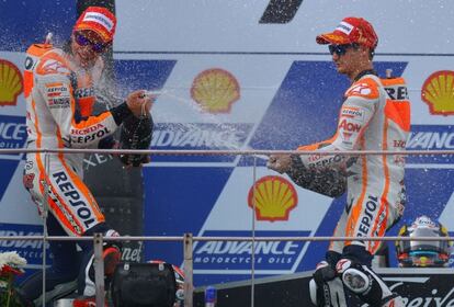 Márquez y Pedrosa, en el podio de Sepang.