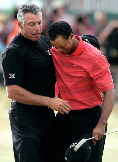 Tiger Woods no pudo evitar las lágrimas tras imponerse en Royal Liverpool, en su tercer y hasta ahora último Open Championship. Había perdido a su padre, amigo y mentor por un cáncer de próstata unos meses antes. En la imagen, su 'caddie' Steve Williams le consuela.