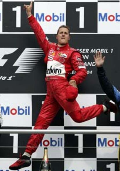 Schumacher celebra con un salto su victoria en Hockenheim.