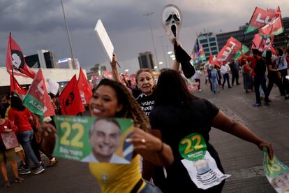 Partidarios de los candidatos Lula da Silva y Jair Bolsonaro durante un mítin, en Brasilia, en octubre de 2022.