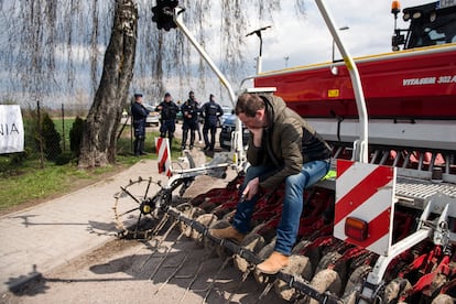 Un agricultor polaco, durante la protesta por la crisis del grano ucranio, en el cruce de la vía férrea en la ciudad fronteriza de Hrubieszow, el 12 de abril.