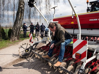 Un agricultor polaco, durante la protesta por la crisis del grano ucranio, en el cruce de la vía férrea en la ciudad fronteriza de Hrubieszow, el 12 de abril.