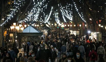 Gran afluencia de gente en el centro de Barcelona pocos días antes de las fiestas de Navidad.