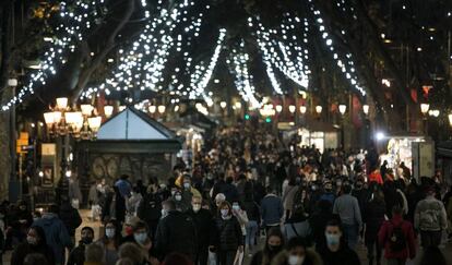 Gran afluència de gent al centre de Barcelona pocs dies abans de les festes de Nadal.