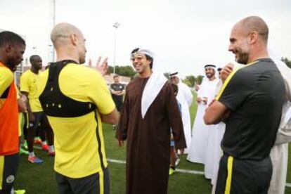 El jeque Sheikh Mansour, dueño del Manchester City, conversa con Pablo Zabaleta y Pep Guardiola en Abu Dhabi. 