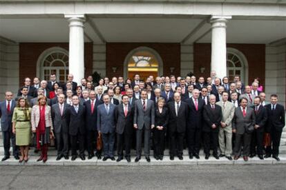 El presidente del Gobierno posa con los rectores a la entrada del Palacio de La Moncloa.