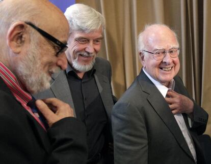 El padre del bosón de Higgs, el físico inglés Peter Higgs, fue ovacionado al ingresar al seminario. En la imagen, el investigador de 83 años sale de la conferencia de prensa posterior a los anuncios.