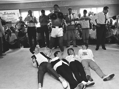 Cassius Clay (antes de cambiar su nombre) en Miami en 1964 con los Beatles: Paul McCartney, John Lennon, George Harrison y Ringo Starr.