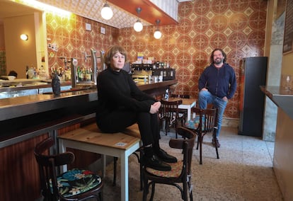 Germán y Laura, dos de los propietarios del bar de tapas Casa Filete, en la calle de San Bernardino.