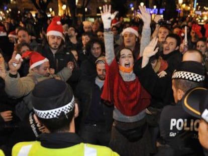 Manifestantes contra la pista de hielo