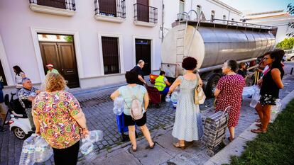 Vecinos de Pozoblanco (Córdoba) hacen cola para llenar sus garrafas con agua en los camiones cisterna.