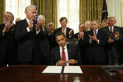 O novo presidente dos Estados Unidos, Barack Obama, depois de assinar a ordem de fechamento da prisão de Guantánamo, ante os aplausos do vice-presidente, Joe Biden (a sua direita).