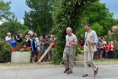 El príncipe Carlos de Inglaterra, hijo de la reina Isabel II, va dando pasos que, según la prensa inglesa, le acercan cada vez más a la corona. El último ha sido no renovar el arrendamiento de su granja orgánica, Home Farm, que concluye el próximo mes de abril. Se trata de un espacio agrícola de 365 hectáreas ubicado en Gloucestershire, en el suroeste de Inglaterra, al que ha dedicado buena parte de su tiempo y su esfuerzo durante las últimas décadas. Ahora, a sus 71 años, con su madre de 94 años más apartada de la vida pública debido a la amenaza del coronavirus, quiere tener más tiempo para ejercer labores de representación.