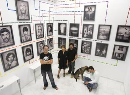 De izquierda a derecha, Javier Reina, Tania Castellanos, Gonzalo Höhr y Vicente Esteban, en la galería Kulturevolution de Cádiz.